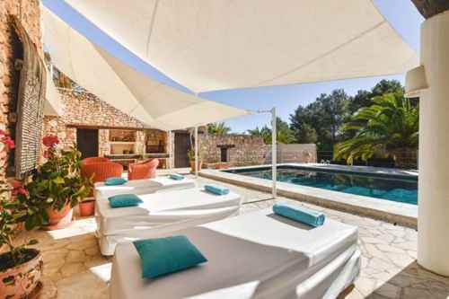 Se vende casa con cuatro habitaciones en Ibiza