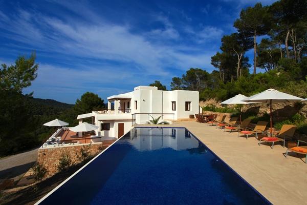 Villa moderna de lujo con magníficas vistas en Es Cubells