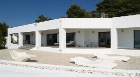 Villa moderna en venta cerca de Cala Tarida con vistas y piscina