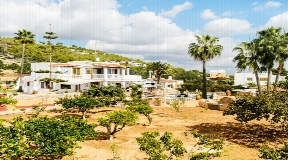 Amplia villa de 5 dormitorios en venta cerca de Ibiza con bonitas vistas