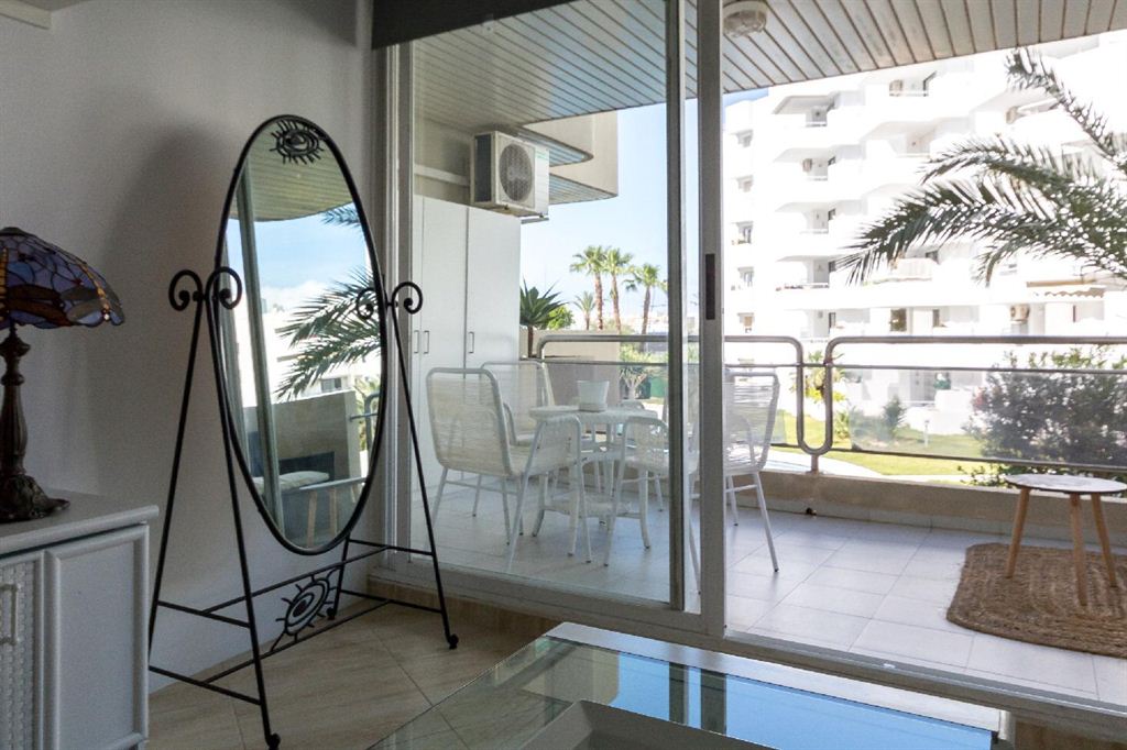 Bonito apartamento en venta en Marina Botafoch en Ibiza con piscina grande