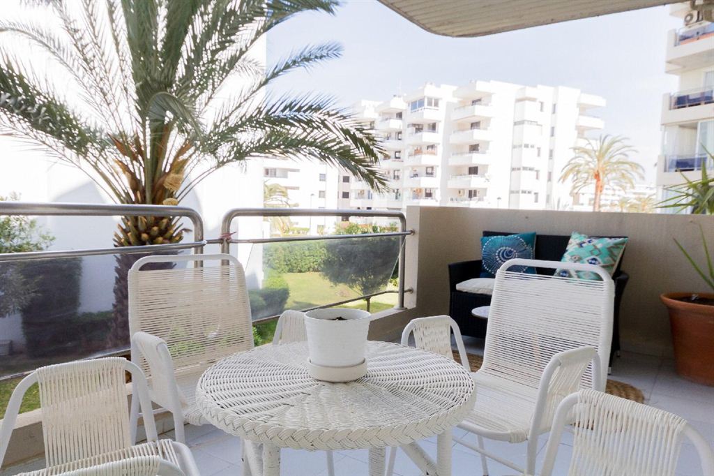 Bonito apartamento en venta en Marina Botafoch en Ibiza con piscina grande