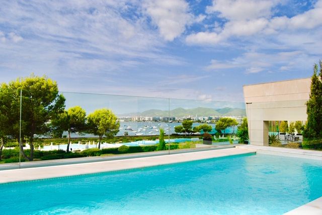 Exclusivo y lujoso ático en primera línea en Es Pouet con piscina privada