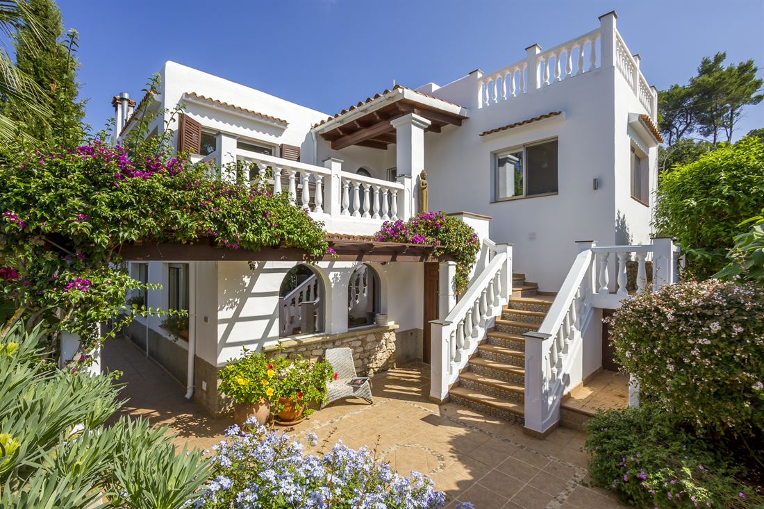 Gran casa en venta cerca de la playa de Es Figueral con vistas al mar.