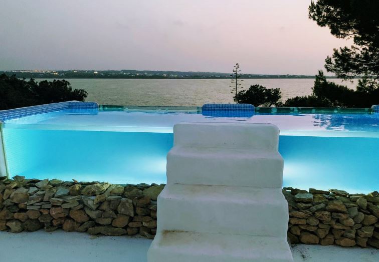 Espectacular casa en primera línea de la playa de arena en Formentera