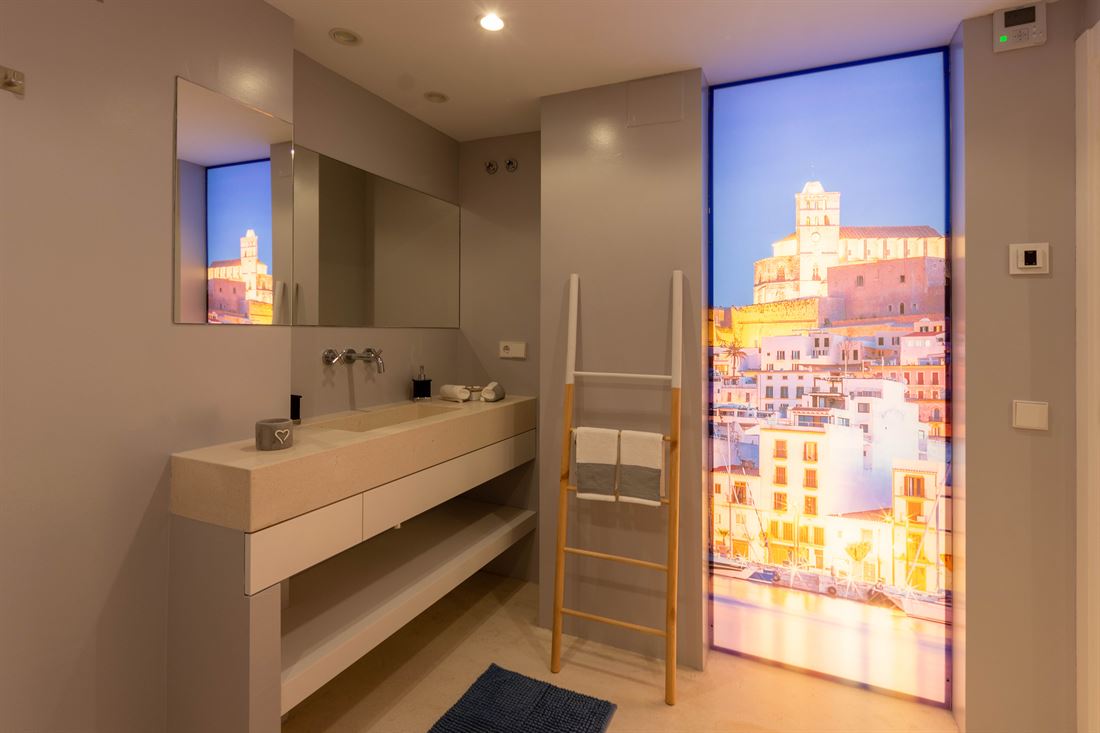 Moderno apartamento de dos habitaciones en Talamnca con vista al mar