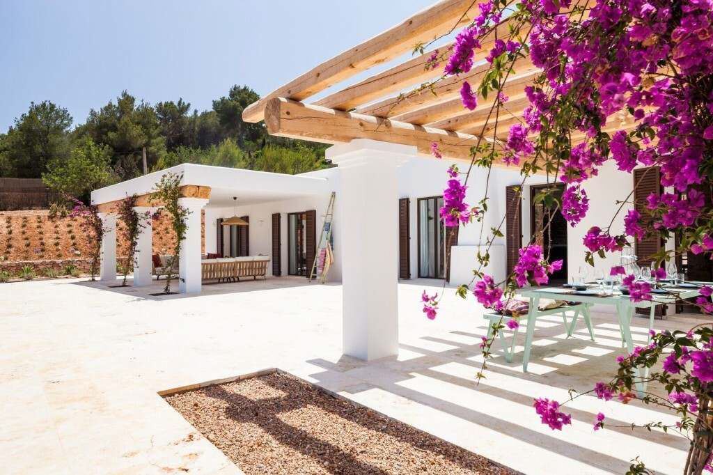 Hermosa finca moderna cerca de la ciudad de Ibiza con vistas al mar y casas de huéspedes separadas