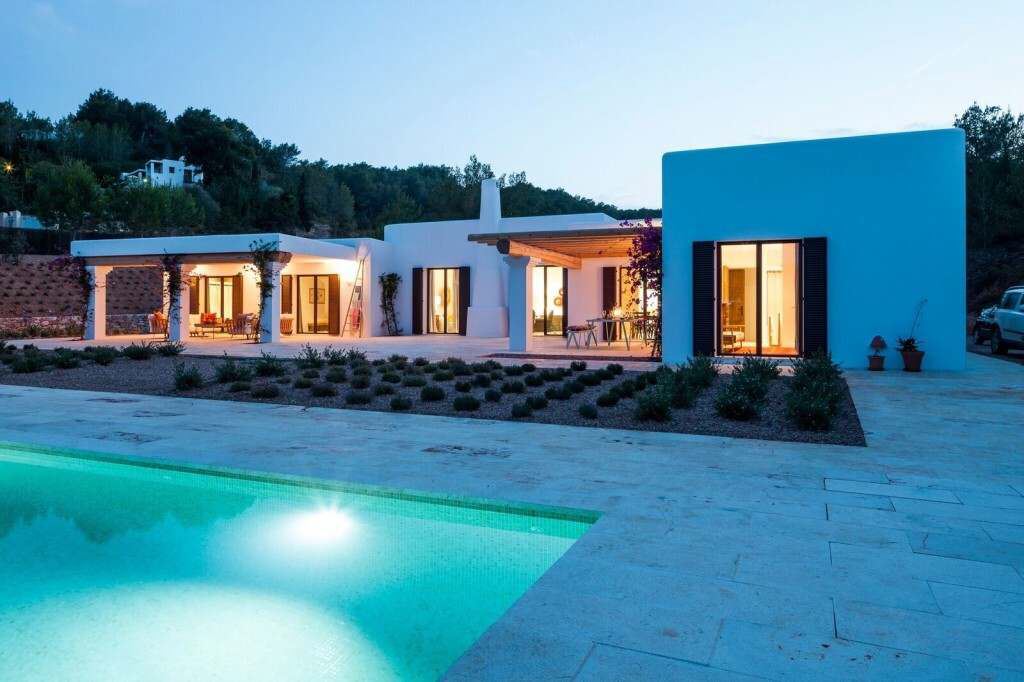 Hermosa finca moderna cerca de la ciudad de Ibiza con vistas al mar y casas de huéspedes separadas