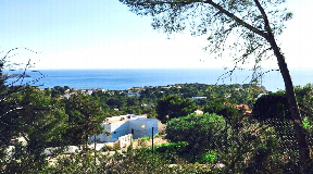Parcela cerca de Cala Tarida con licencia para construir una villa ultramoderna con 2 piscinas y vistas impresionantes