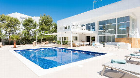 Villa de seis dormitorios en Cala Vadella con vistas a Es Vedrà y licencia de alquiler