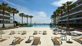 Maravilloso apartamento en venta con fantásticas vistas al mar en Royal Beach, Ibiza