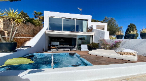 Exclusivo Dúplex de 180m2 distribuido en 2 plantas frente al mar en Ibiza