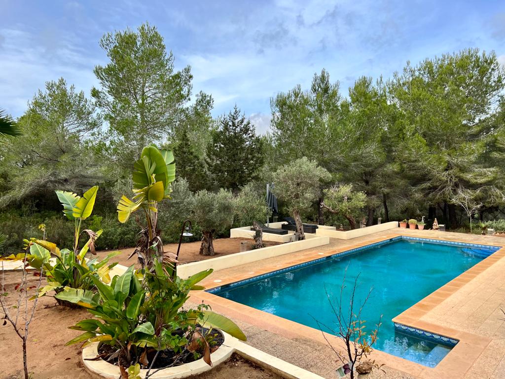 Villa moderna con vistas verdes en un entorno idílico de absoluta privacidad cerca de Ibiza