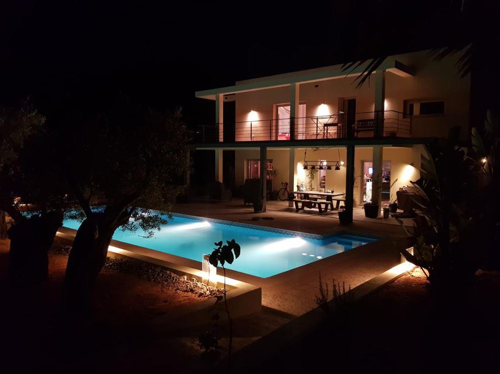 Villa moderna con vistas verdes en un entorno idílico de absoluta privacidad cerca de Ibiza