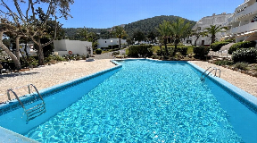 Amplias casas de 6 dormitorios con terraza en el extremo con impresionantes vistas y comodidades en Siesta, Ibiza