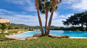 Lujosa Villa con impresionantes piscina y vistas al mar.