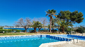 Elegante apartamento en primera línea de playa a pocos pasos del mar en la costa oeste de Ibiza