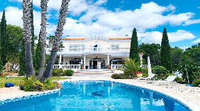 Tranquila villa de estilo andaluz con impresionantes vistas al mar en San Carlos